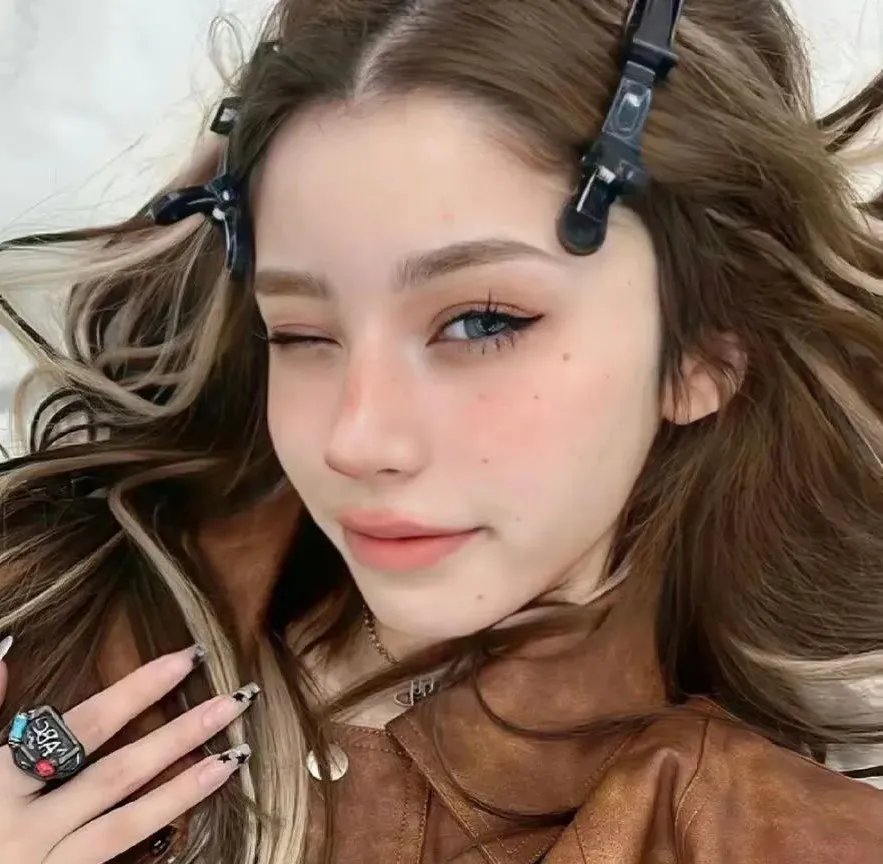 看不见的女儿 封面